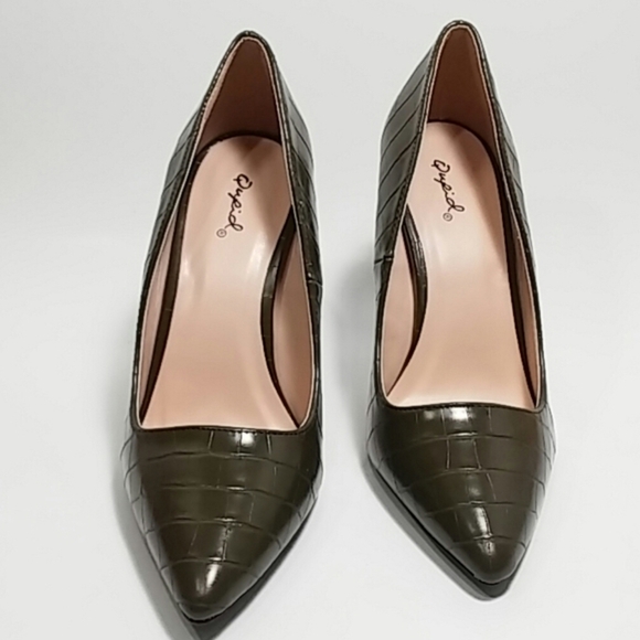 Khaki Pump Crocodile Print Faux Patent Leather by Qupid - Picture 3 of 8